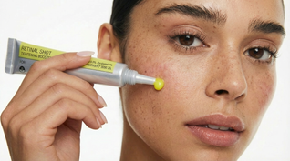 Retinal Shot Straffungsbooster. Die klinisch getestete Formel wirkt 11x schneller als herkömmliches Retinol.