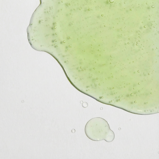 Noni Superfood Glow Serum. Die pflanzliche Formel, die fahle Haut doppelt so schnell zum Strahlen bringt wie herkömmliche Seren.